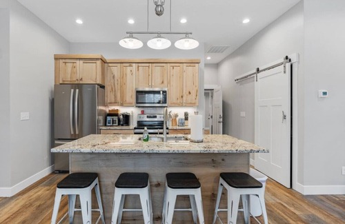 Garden City Casa | Hot Tub+Spacious+Pickleball/Basketball+Sleeps 9!