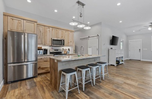 Garden City Casa | Hot Tub+Spacious+Pickleball/Basketball+Sleeps 9!