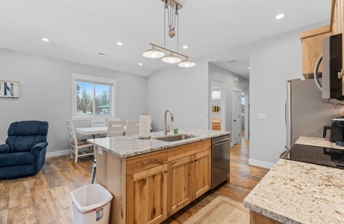 Garden City Casa | Hot Tub+Spacious+Pickleball/Basketball+Sleeps 9!