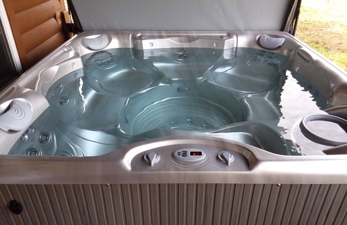 Hiawassee Cabina | Nuevo HOT TUB! Frente al río y cabaña con vista a la montaña, tubo, peces, piscina, cerca de Helen