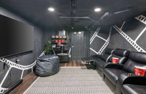 West Dover Chalet De Esquí | Hot Tub, Theater & Game Rooms, Fire Pit, 1 mile to Mount Snow, nearby Moover bus