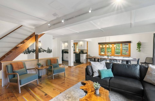 West Dover Chalet De Esquí | Hot Tub, Theater & Game Rooms, Fire Pit, 1 mile to Mount Snow, nearby Moover bus