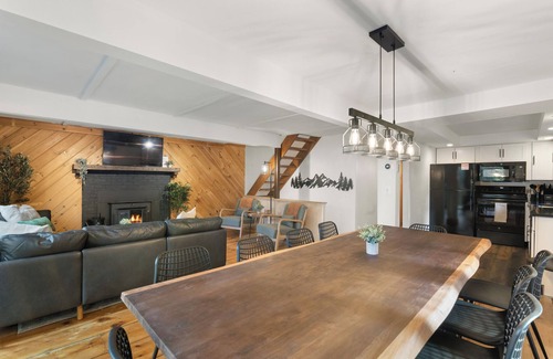 West Dover Chalet De Esquí | Hot Tub, Theater & Game Rooms, Fire Pit, 1 mile to Mount Snow, nearby Moover bus