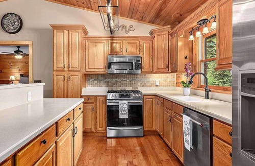 Cranberry Falls Cabina | Hot tub, theater room w/100" tv, views, firepit, 3 king beds, porch perfection!