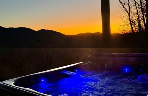 Cranberry Falls Cabina | Hot tub, theater room w/100" tv, views, firepit, 3 king beds, porch perfection!