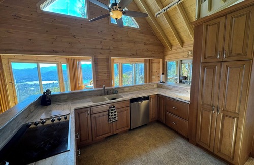 Hiawassee Cabina | Hot Tub, Unbelievable Mountain, Lake Chatuge View!