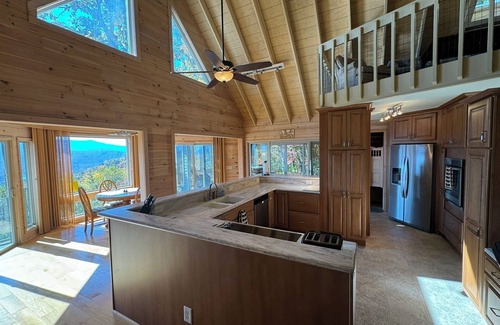 Hiawassee Cabina | Hot Tub, Unbelievable Mountain, Lake Chatuge View!