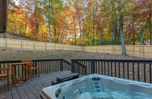Mills River Casa | Hot Tub~Views~Fire Pit~Sleeps10~BBQ~Near Asheville