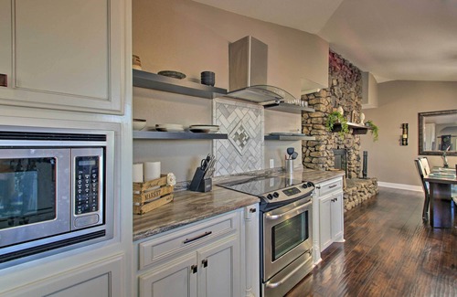 Jones Mills Casa | Hot Tub + Views: Waterfront Escape in Hot Springs