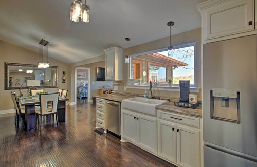 Jones Mills Casa | Hot Tub + Views: Waterfront Escape in Hot Springs