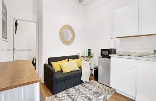 Liberty City Apartamento | HOT TUB + WASHER AND DRYER in Unit