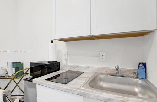 Liberty City Apartamento | HOT TUB + WASHER AND DRYER in Unit