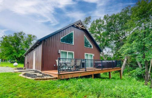 Pella Casa | Hot Tub, Water Access Cabin Near Lake Red Rock!