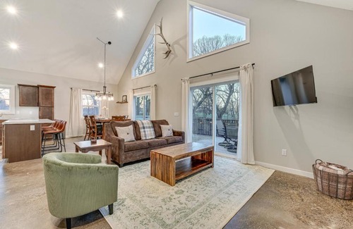 Pella Casa | Hot Tub, Water Access Cabin Near Lake Red Rock!