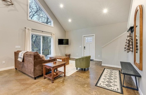 Pella Casa | Hot Tub, Water Access Cabin Near Lake Red Rock!