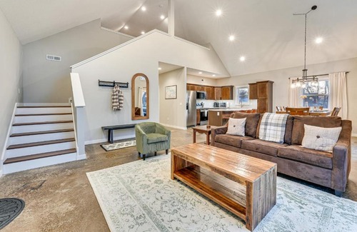 Pella Casa | Hot Tub, Water Access Cabin Near Lake Red Rock!