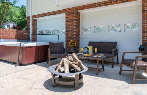 Kernersville Casa | Hot Tub WiFi Gym Firepit Kitchen