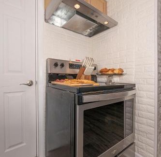 Kernersville Casa | Hot Tub WiFi Gym Firepit Kitchen