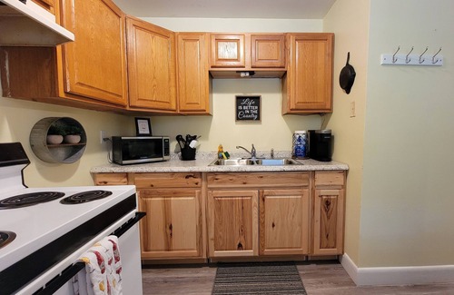 Stanton Cabaña | Hot Tub & WiFi - Mimi's Hideaway - Budget-Friendly Escape in Red River Gorge, Kentucky!