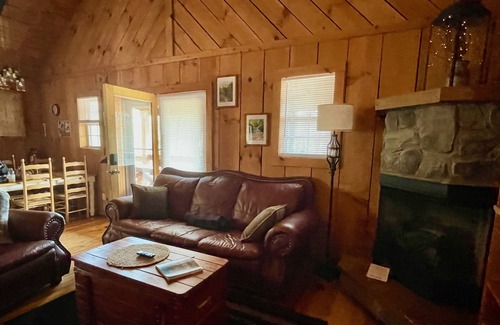 Zoe Cabina | Hot Tub, WiFi & Pets - Sunday Silence in Red River Gorge, KY!