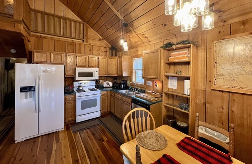 Zoe Cabina | Hot Tub, WiFi & Pets - Sunday Silence in Red River Gorge, KY!