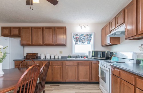Hazel Green Cabaña | Hot Tub, WiFi, Pond - Large Family Cottage - Gorgeous View Cottage - Red River Gorge, Kentucky!