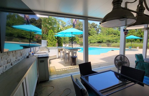 Graysville Casa | Hot Tub, Wood Fire Pit, 2 Gas Fires, Large pool, Gym, Pool Table, Darts, etc!