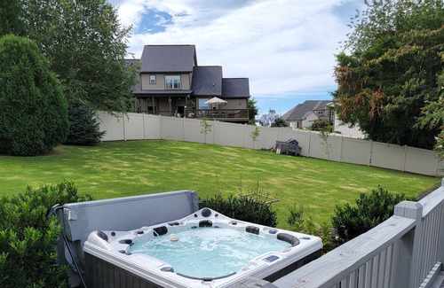 Graysville Casa | Hot Tub, Wood Fire Pit, 2 Gas Fires, Large pool, Gym, Pool Table, Darts, etc!