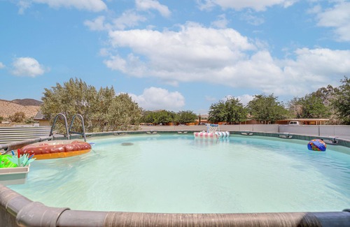 Yucca Valley Cabaña | Hot Tub, Yard & Fire Pit: Joshua Tree Home!