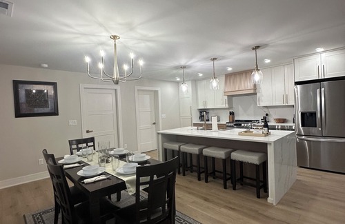 West Des Moines Casa | Hot tubo, 3bedroom house in delightful West Des Moines withWiFi, AC,fitness room