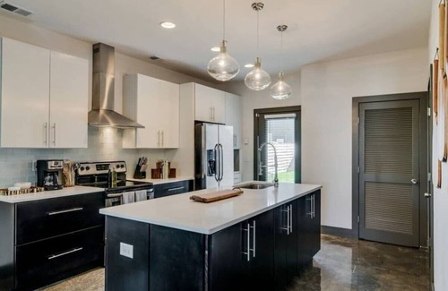 Chestnut Hill Casa | Hot Tubs + Rooftops | Sleeps 20 Near Broadway