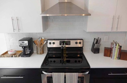 Chestnut Hill Casa | Hot Tubs + Rooftops | Sleeps 20 Near Broadway