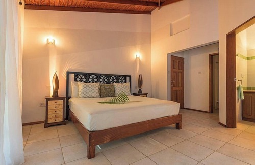 Crescent Beach Hotel | Hotel and restaurant in Bequia