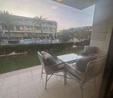 El Gouna Chalet De Esquí | Hotel Apartment in G cribs