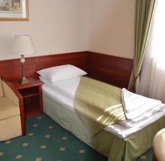 Tluszcz Hotel | Hotel Batory