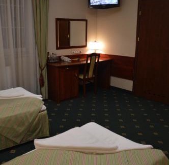 Tluszcz Hotel | Hotel Batory