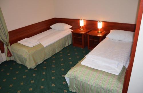 Tluszcz Hotel | Hotel Batory