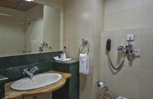 Manali Hotel | Hotel Broadways Inn