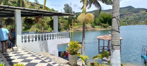 Guatape Hotel | Hotel Casa Linda Guatape