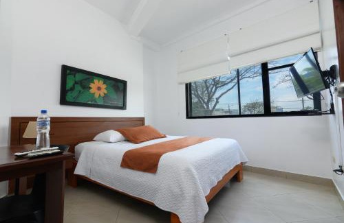 Barrio Kennedy Hotel | Hotel Castell - Cerca Del Aeropuerto