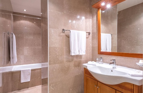 Les Eaux-Vives Hotel | Hotel Century