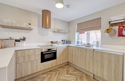 Colchester Casa | Hotel Comfort in a 4 bed 2 bath w/ Garden, Parking, Wifi