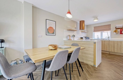 Colchester Casa | Hotel Comfort in a 4 bed 2 bath w/ Garden, Parking, Wifi