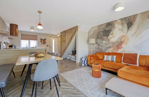 Colchester Casa | Hotel Comfort in a 4 bed 2 bath w/ Garden, Parking, Wifi