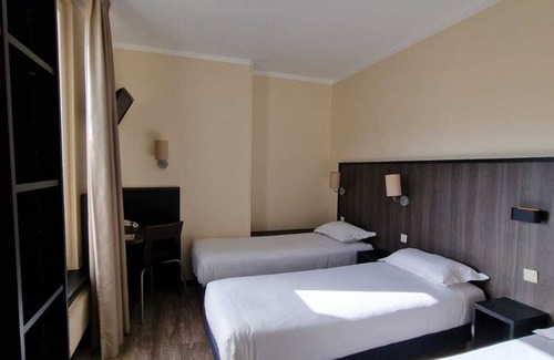 Levallois-Perret Hotel | Hotel D'Anjou