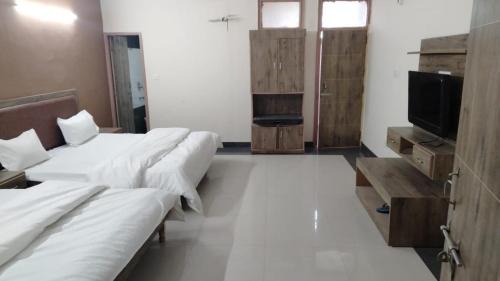 Chandigarh Hotel | HOTEL DHANUA PALACE