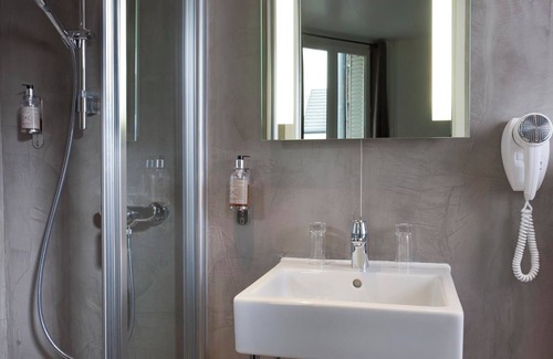 Puteaux Hotel | Hotel Douglas