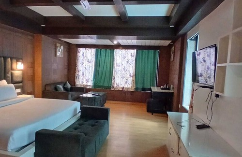 The Mall Road Hotel | Hotel Drive Inn Mussoorie