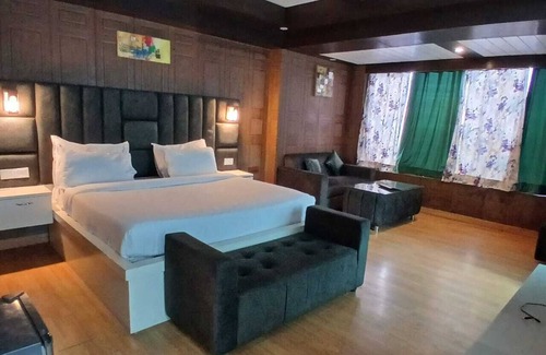 The Mall Road Hotel | Hotel Drive Inn Mussoorie