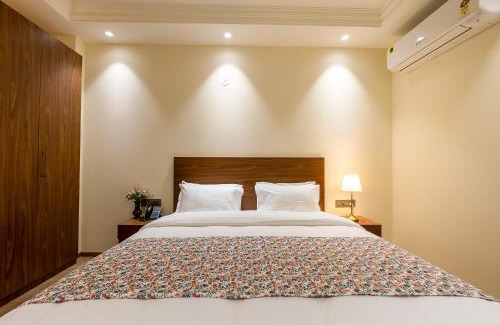 DLF Phase 5 Casa | Hotel Exotica Avenue - Business-Friendly Stay, Golf Course Road, Cyberhub, One Horizon Center & Metro